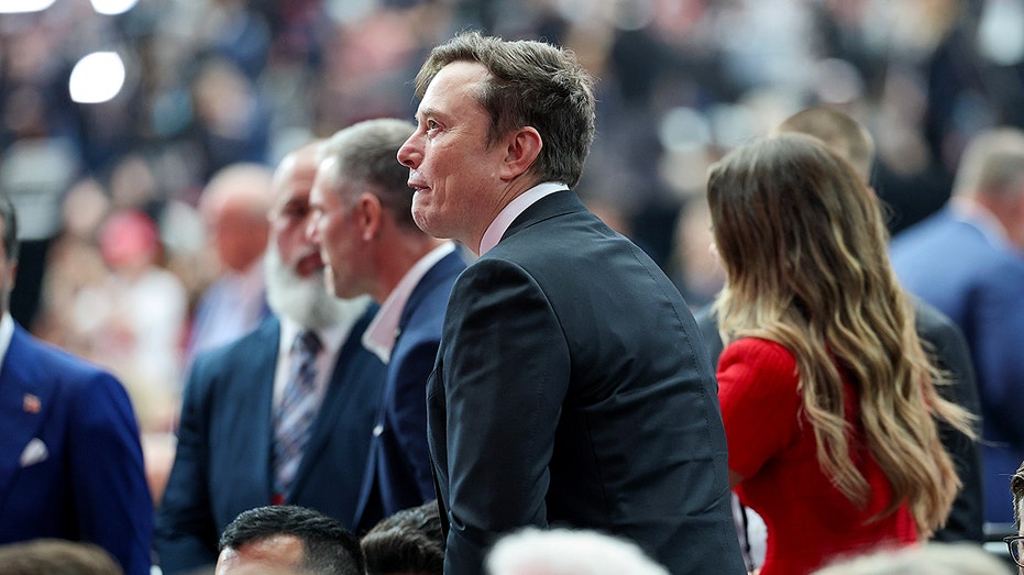 إيلون ماسك محاط بالناس