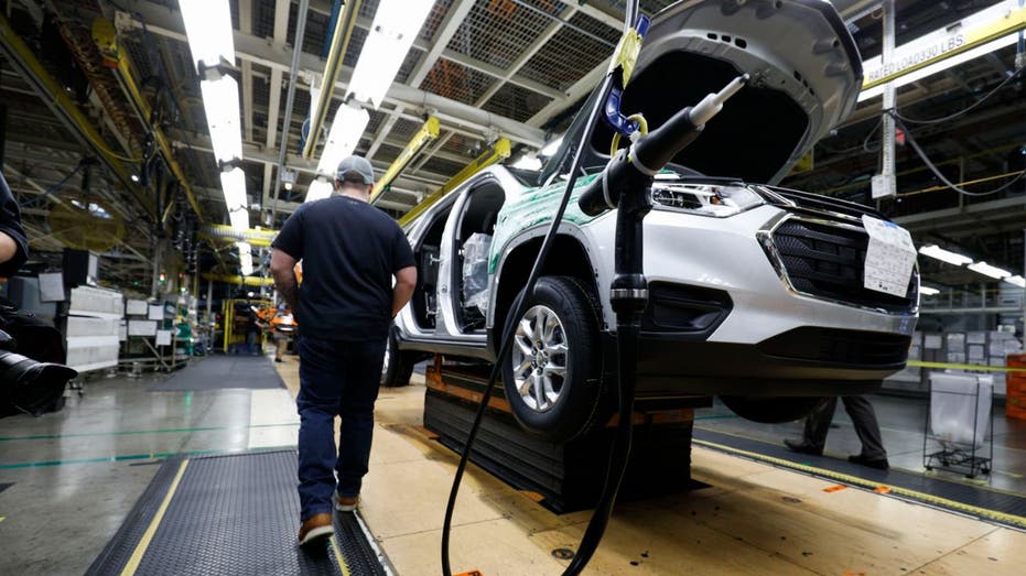 عامل GM في المصنع