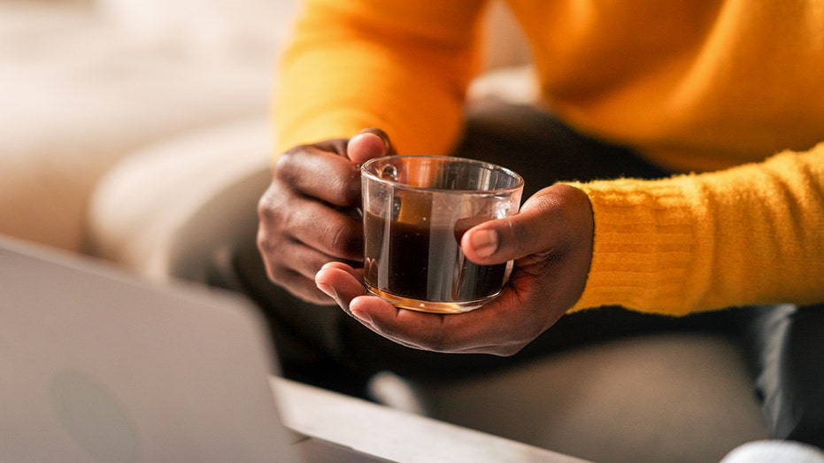 رجل يحمل القهوة