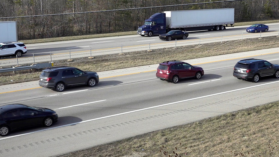 قيادة السيارات على الطريق