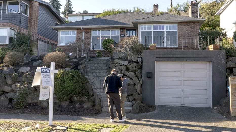 الناس خارج المنزل.