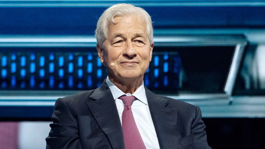 المدير التنفيذي للبنك يتحدث إلى الجمهور خلال مؤتمر يركز على الأعمال والابتكار.