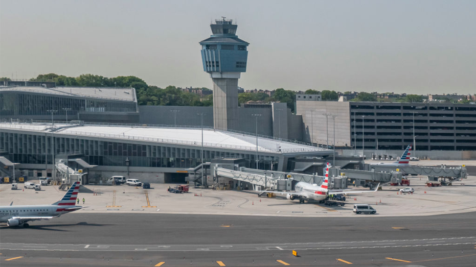 مطار لاغوارديا