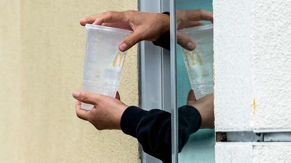 ماكدونالدز بالسيارة من خلال