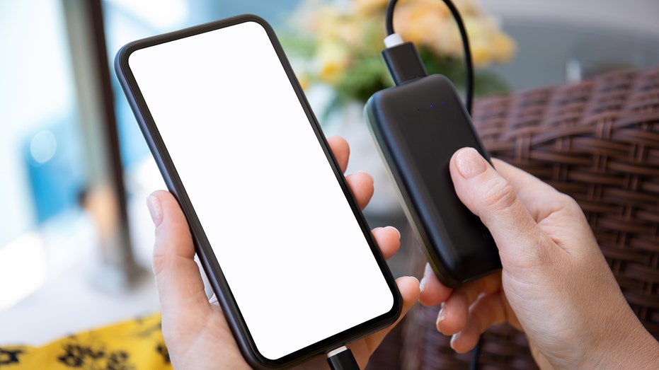 الهاتف وبنك الطاقة