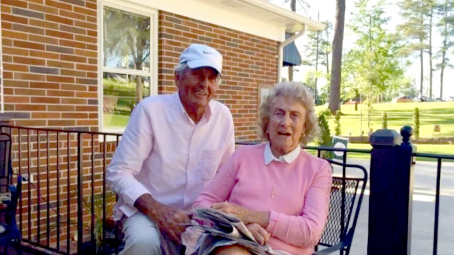 The Thackers خارج المنزل.