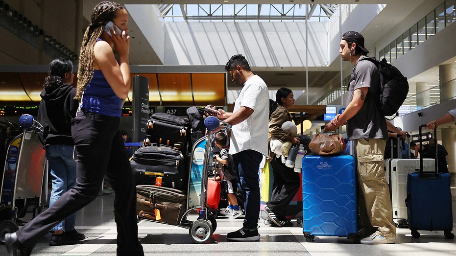 المسافرون في مطار لوس أنجلوس