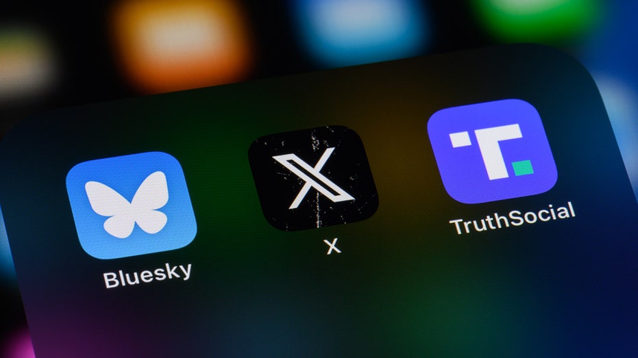 تطبيق X على شاشة الأيفون مع أيقونات التواصل الاجتماعي الأخرى