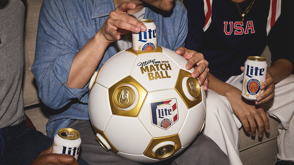 تحتفل شركة Miller Lite بمشجعي كأس العالم لكرة القدم 2026 من خلال إصدار محدود من Matchball يحتوي على 12 حزمة