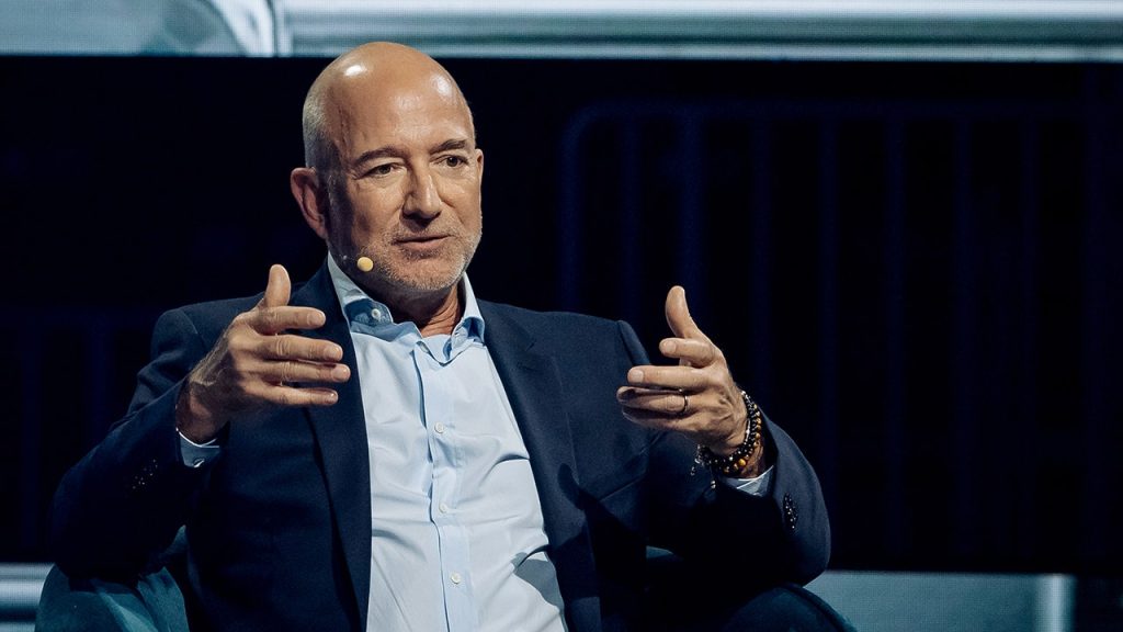 ينفي جيف بيزوس دوره في فيلم وثائقي عن ميلانيا ترامب، ويقول إن “الناس لديهم فضول شديد” تجاه السيدة الأولى
