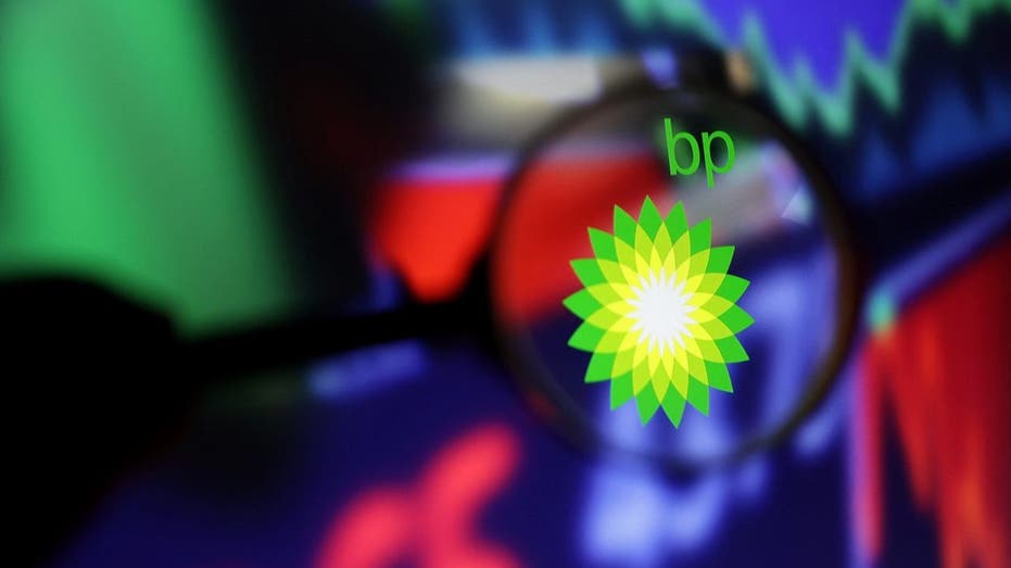شعار BP مع مخططات الأسهم في الخلفية