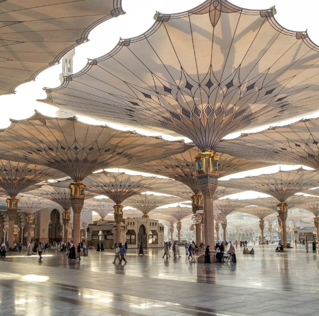 أنظمة ذكية تتفاعل مع أشعة الشمس لإدارة مظلات المسجد النبوي في المدينة المنورة