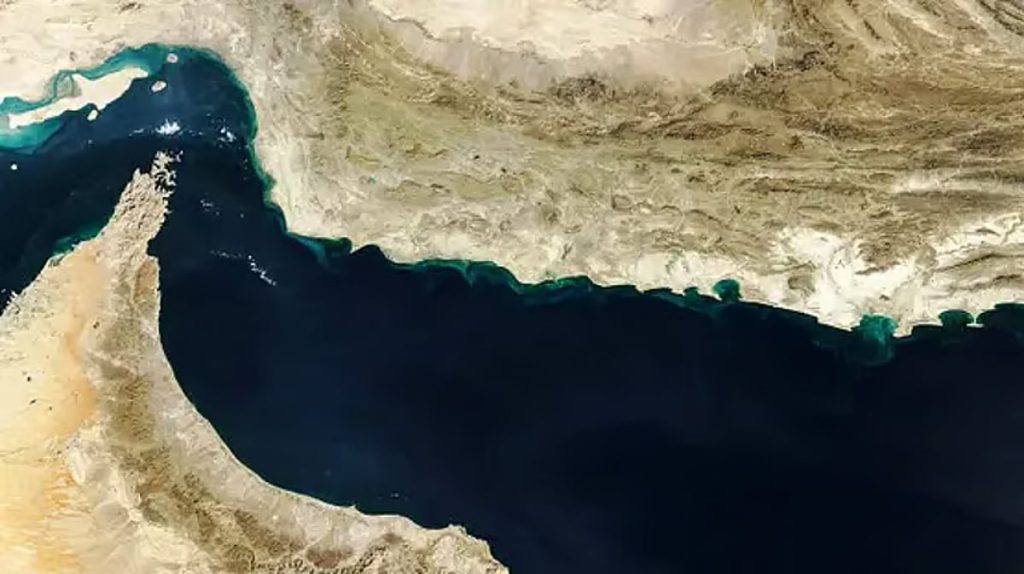 رويترز: الحرس الثوري يشترط على السفن دفع رشاوى مقابل العبور بهرمز