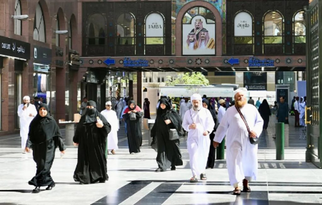 المدينة المنورة تودّع ضيوف الرحمن المتجهين إلى المشاعر المقدسة وتستقبل زوار الداخل