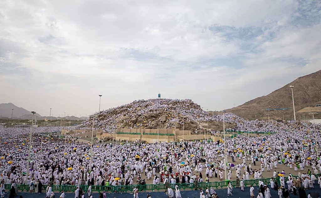 لَبَّيْكَ اللَّهُمَّ لَبَّيْكَ.. حجاج بيت الله الحرام يقفون في صعيد عرفات