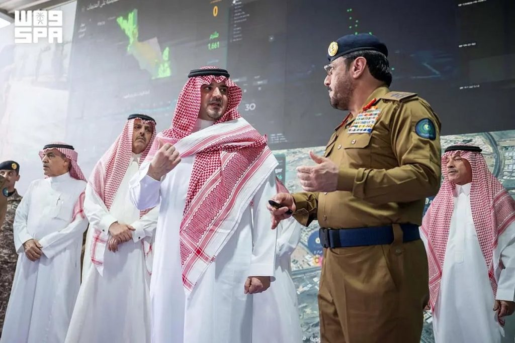 رئيس لجنة الحج العليا يتفقد وحدات الدفاع المدني في مشعر منى