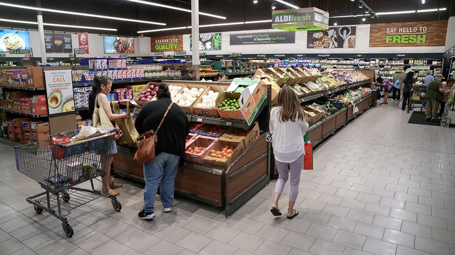 الناس يتسوقون في محل بقالة Aldi.
