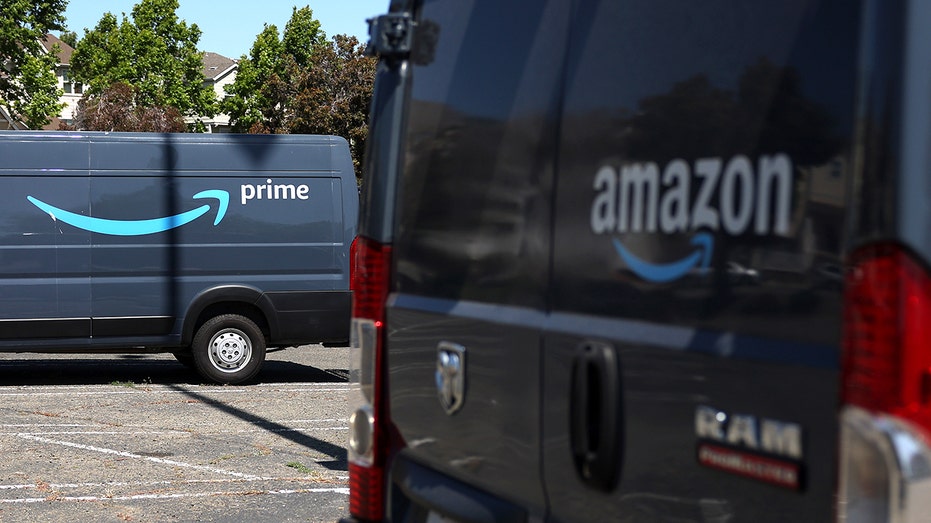 يتم عرض شعار Amazon Prime على جانب شاحنة توصيل Amazon