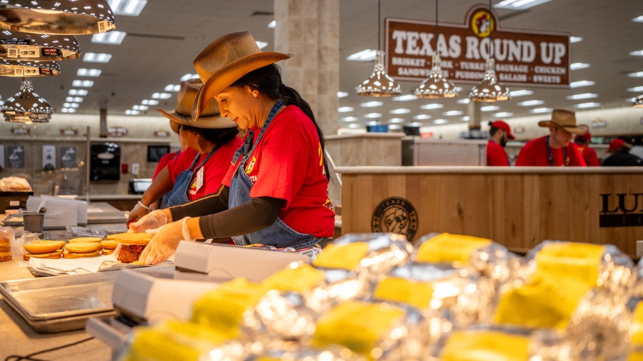يقوم الموظفون بإعداد عروض لحم الصدر داخل مطعم Buc-ee's في لولينغ، تكساس.