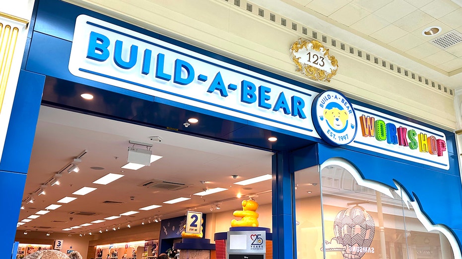 لافتات متجر Build-A-Bear الخارجية