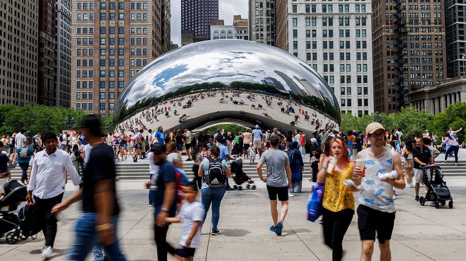 الناس يتجولون حول The Bean في شيكاغو