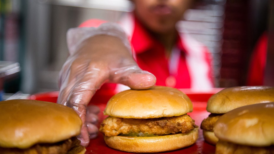 العمليات داخل موقع Chick-fil-A مع افتتاح المطعم لمخفر مانهاتن
