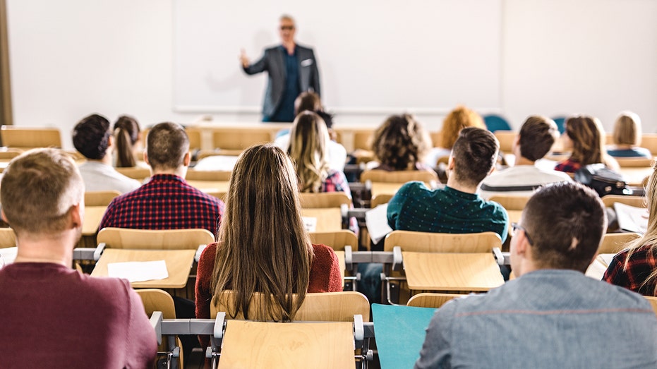 فصل جامعي في قاعة المحاضرات