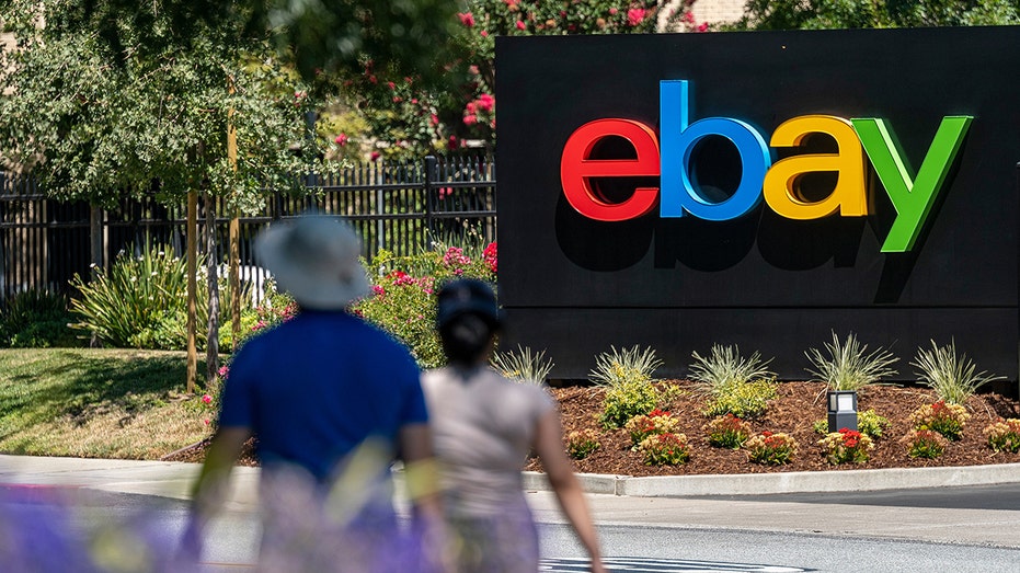 الناس يسيرون بالقرب من مقر موقع eBay