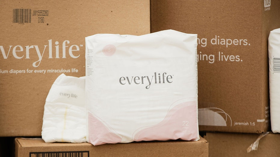 صناديق حفاضات EveryLife مكدسة بالحفاضات المعبأة في المقدمة