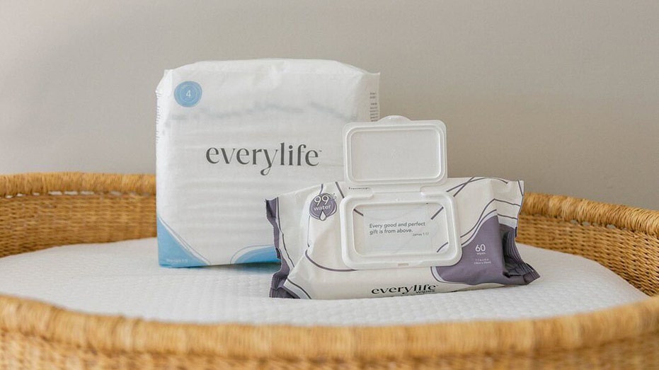 مجموعة حفاضات EveryLife ومناديل مبللة للأطفال معروضة على طاولة