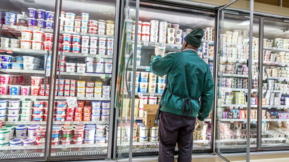 موظف Publix أمام قسم الألبان.