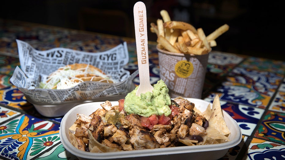 Guzman y Gomez nachos والتاكو والبطاطا المقلية