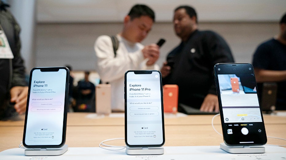 نيويورك، نيويورك - 20 سبتمبر: يتم عرض طرازات iPhone 11 وiPhone 11 Pro أثناء تسوق العملاء في متجر Apple الرئيسي في 5th Avenue في 20 سبتمبر 2019 في مدينة نيويورك. سيتم طرح هاتف iPhone 11 الجديد من Apple للبيع اليوم في إعادة الافتتاح الكبير لمتجر 5th Avenue. (تصوير درو أنجيرر / غيتي إيماجز)