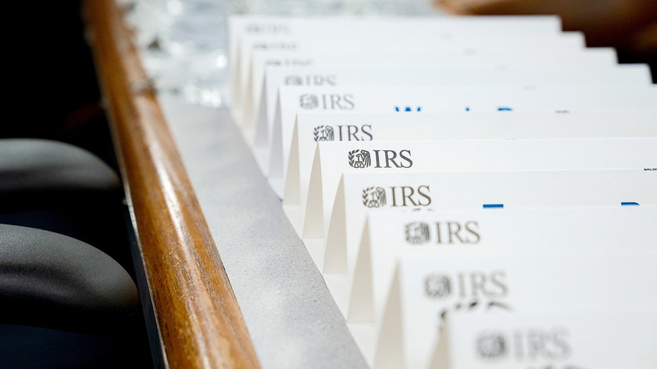 شعار IRS على بطاقات الأسماء