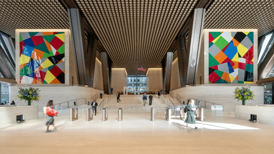 داخل مبنى JPMorgan Chase في 270 Park Ave.