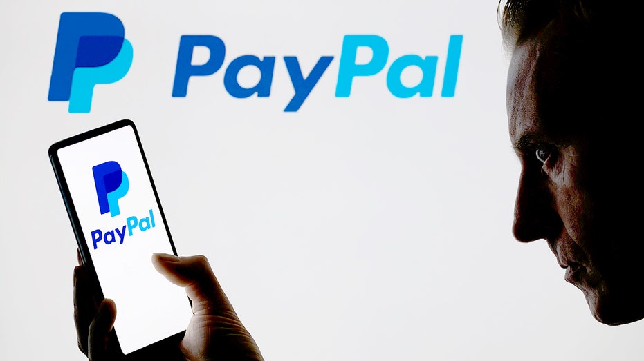 شخص يستخدم حساب PayPal