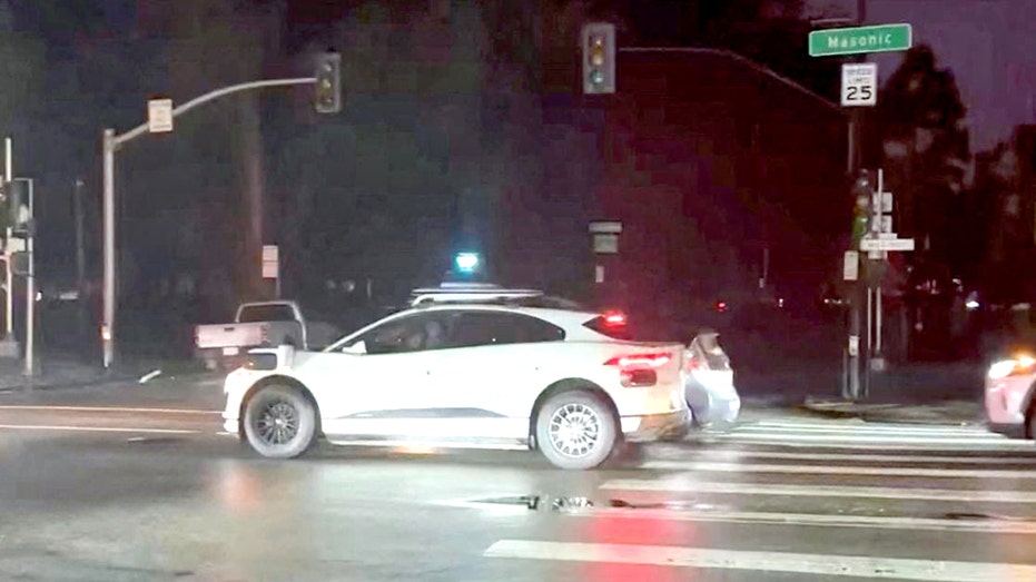 سيارة Waymo متوقفة في الطريق