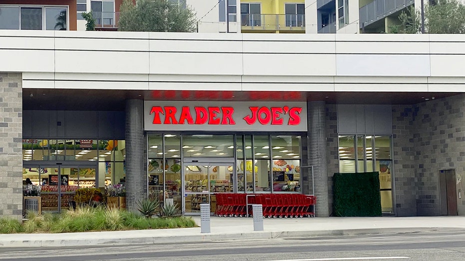 واجهة متجر Trader Joe في شيرمان أوكس، كاليفورنيا