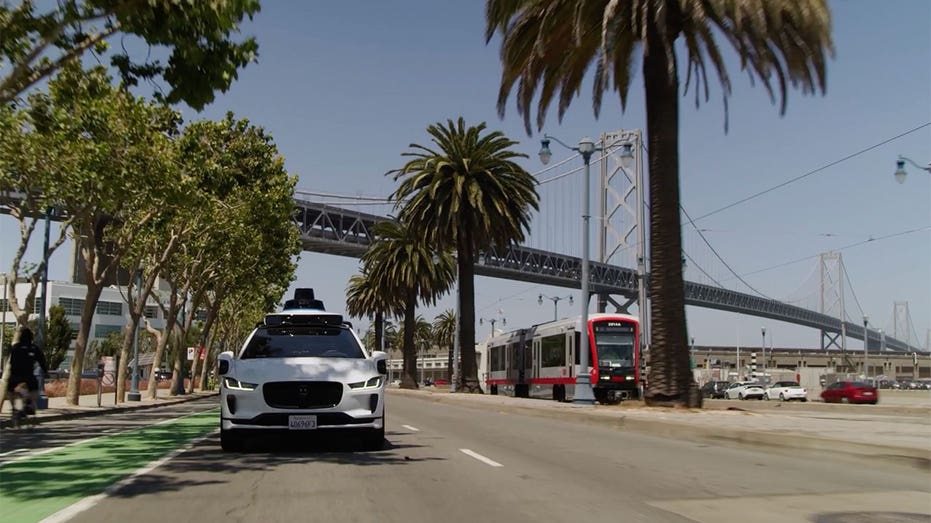 Waymo مع جسر سان فران