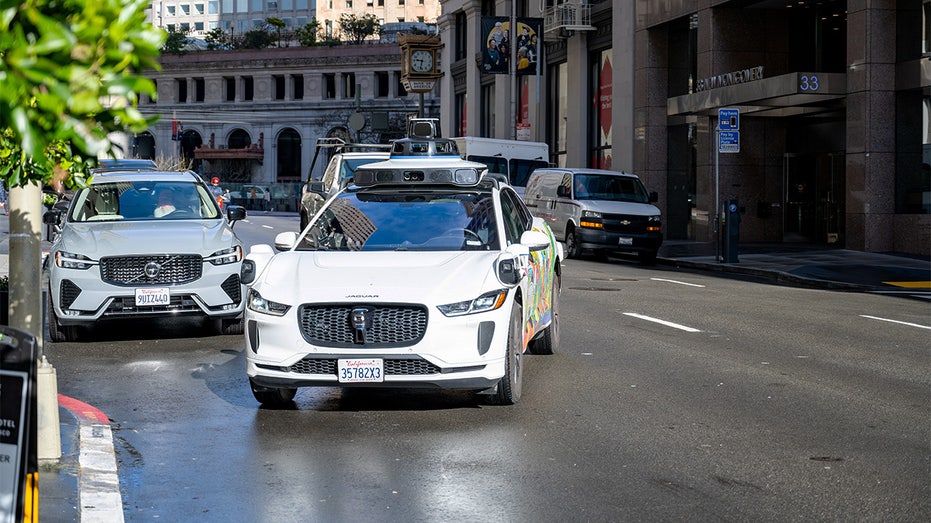 مركبة waymo في حركة المرور