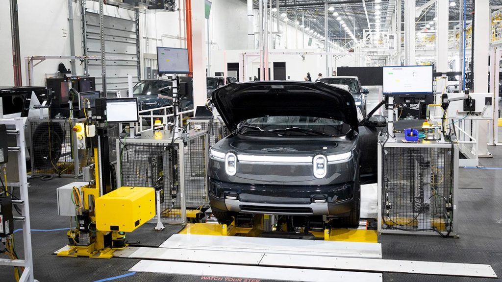 قامت شركة Rivian المصنعة للسيارات الكهربائية بإلغاء مئات الوظائف بعد إطلاق سيارات الدفع الرباعي الجديدة