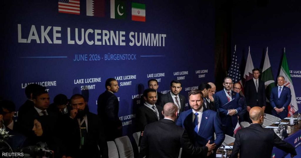 أكسيوس: تقدم في المفاوضات مع إيران بشأن إبقاء هرمز مفتوحا