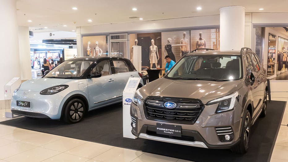 سيارتان بجانب بعضهما البعض في حدث ما: Subaru Forester وWuling Bingo EV