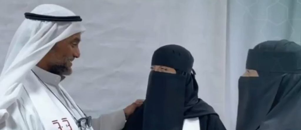 منذ 44 عاماً.. أب يتطوع لخدمة الحجاج وأبناؤه يكملون المسيرة