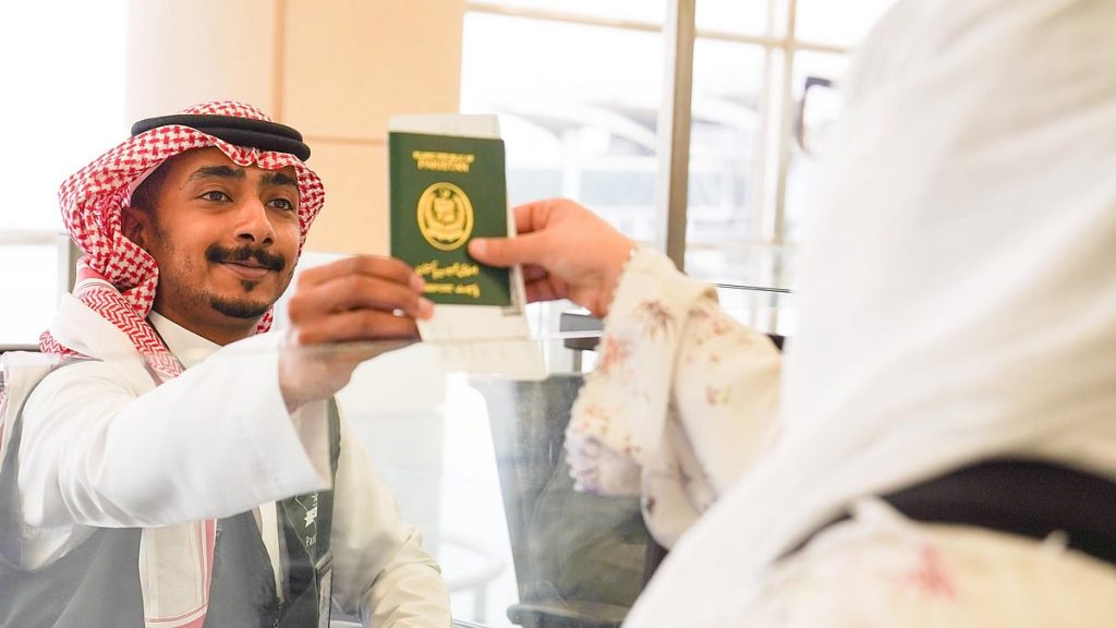 جوازات مطار الملك خالد تنهي إجراءات مغادرة ضيوف الرحمن بعد أدائهم فريضة الحج