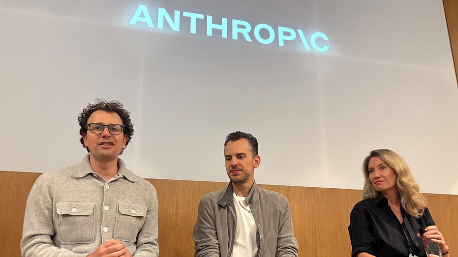 الرئيس التنفيذي لشركة Anthropic داريو أمودي، والرئيس التنفيذي للمنتجات مايك كريجر ورئيس الاتصالات ساشا دي مارينيي