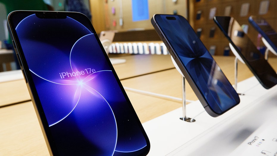 جهاز iPhone 17e معروض