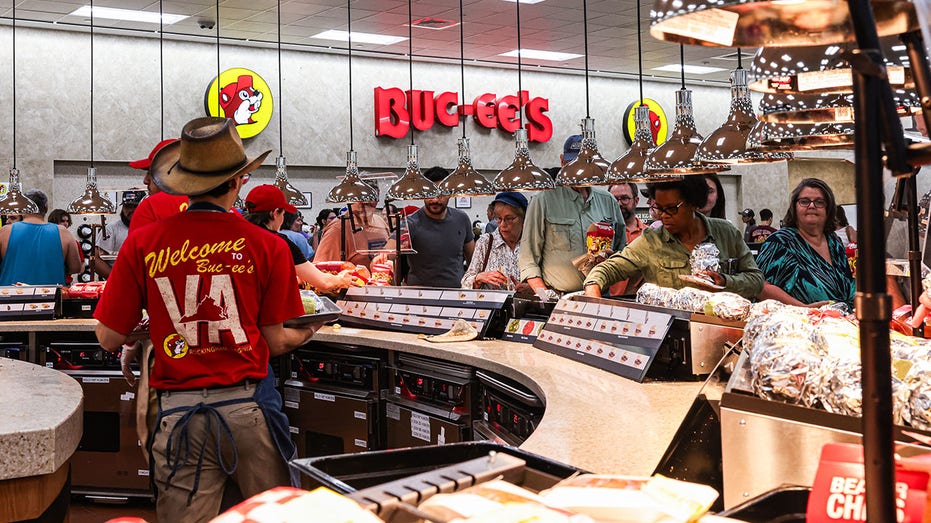 يتسوق الزائرون لشراء شطائر لحم الصدر في أول مطعم Buc-ee الذي يتم افتتاحه في فيرجينيا