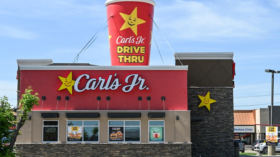 يتم وضع شعار Carl's Jr الكبير على شكل مشروب أعلى موقع للوجبات السريعة