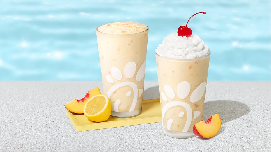 Chick-fil-A مشروبات الخوخ الجديدة جنبًا إلى جنب